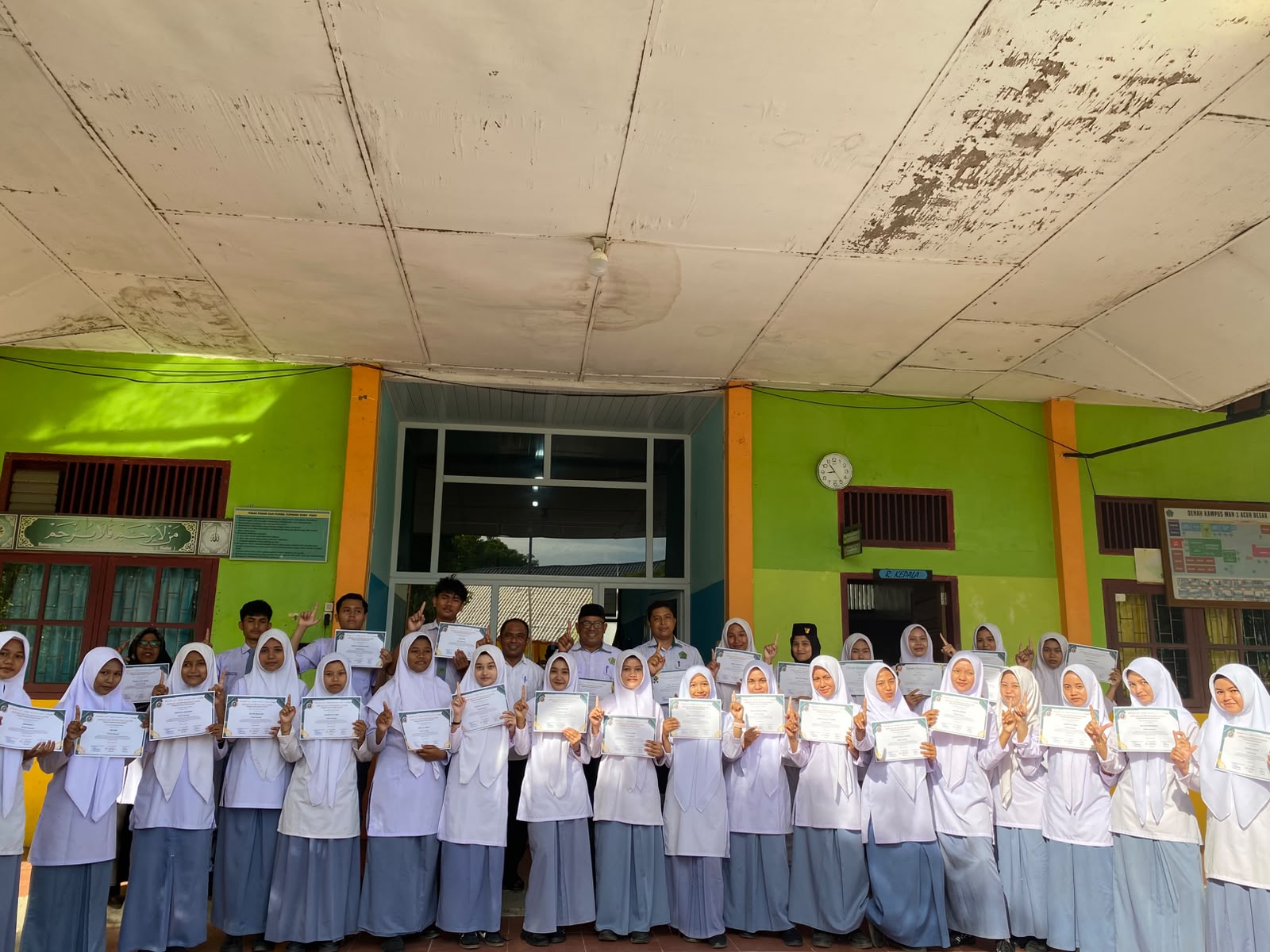 Kepala Madrasah, 3 Guru dan 27 Siswa MAN 1 Aceh Besar Terima Penghargaan Penulis Nasional dari Nyalanesia Kepala Madrasah, 3 Guru dan 27 Siswa MAN 1 Aceh Besar Terima Penghargaan Penulis Nasional dari Nyalanesia
